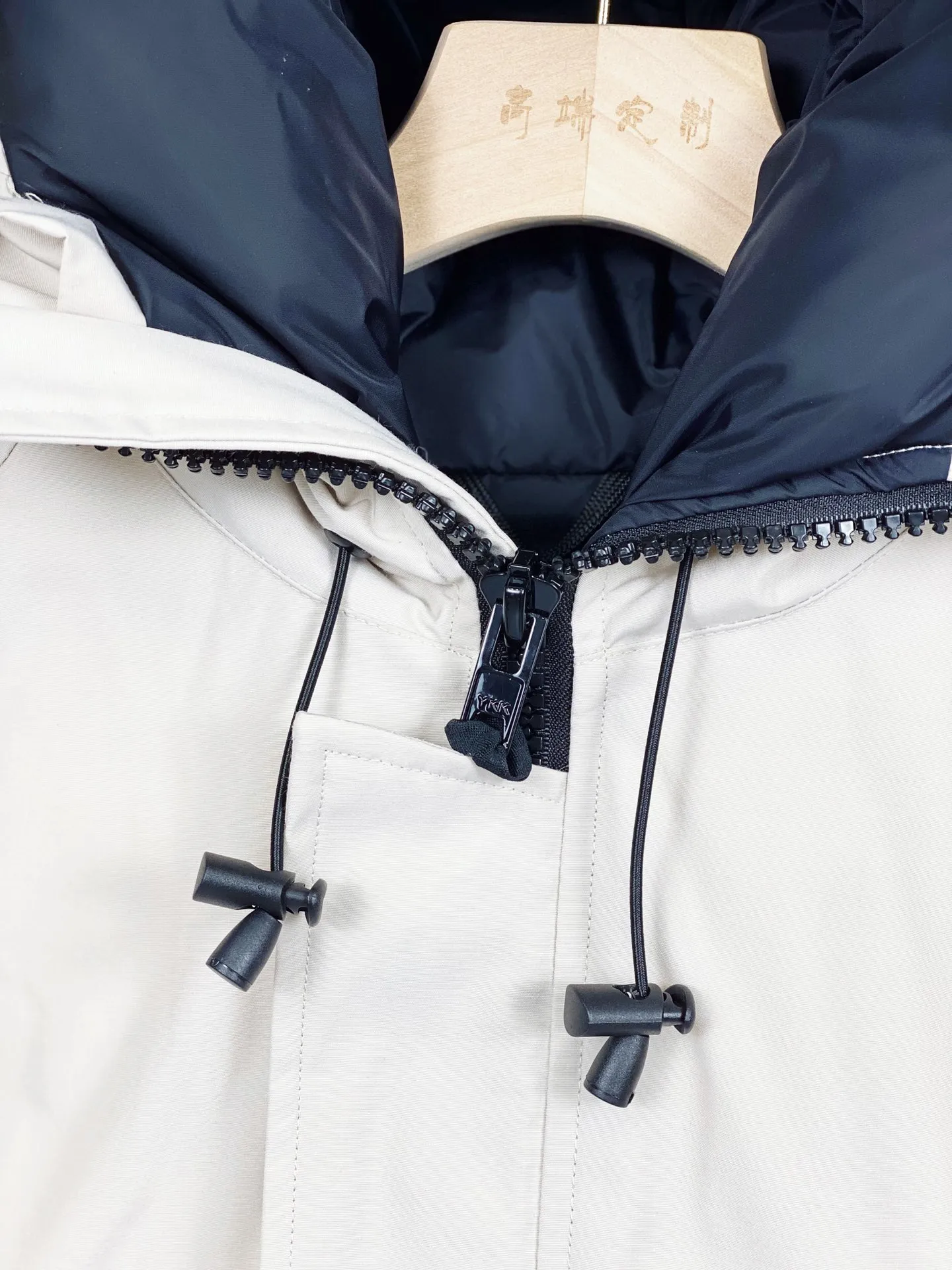 P780 Canada goose/Canada Goose Chilliwack 01 bomber jacket down jacket, authentic original clothing mold, all accessories are customized from the original factory. 💯The softness of the fabric is compared with the original product, and it can be restored by kneading at will (fabric misunderstanding: it is not a high-hardness fabric that is waterproof. Only those who buy the latest authentic version this year will notice the softness and comfort of the fabric) 💯The down is synchronized with the authentic white duck down, fluffy and not clumps, electronically controlled down filling machine. 💯Customized authentic YKK zipper pullers, high hardness and no jamming 💯The fur collar is custom-made from coyote skins in western Canada, the original version has the same origin 💯All workmanship and wiring are controlled by workers with more than ten years of service. They must be horizontal and vertical, and are not crooked. The inner wiring density is more sophisticated. Feel free to compare 💯Goose logo on sleeves, collar label, washed label, hangtag, zipper cord, pocket label, cuff thread, hem thread All details are updated simultaneously with the original product. The best version with the most complete colors. Sizes: XS-XXL (size chart attached below)